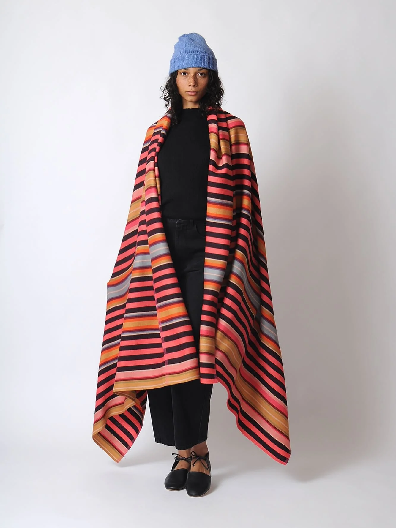 We &hearts;️ the pink and charcoal @garzamarfa blanket and scarf! 🩷🖤💙