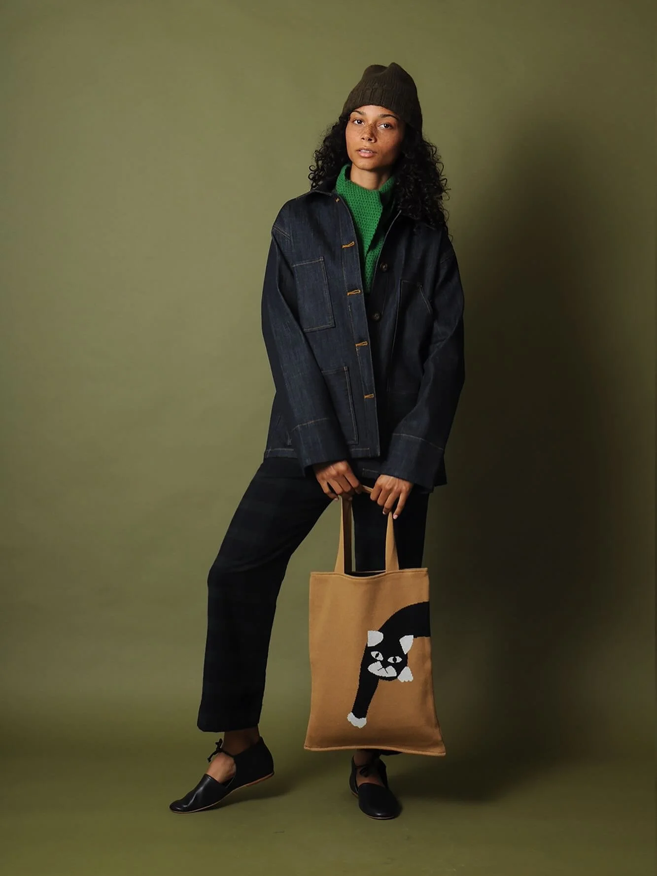 🐈 tote from @hanselfrombasel 🤩
@proche_studios barn cost
@jogordonknitwear scarf
@conifershop pant
@birdofflightshoes Amelie flat
@megcohendesign beanie