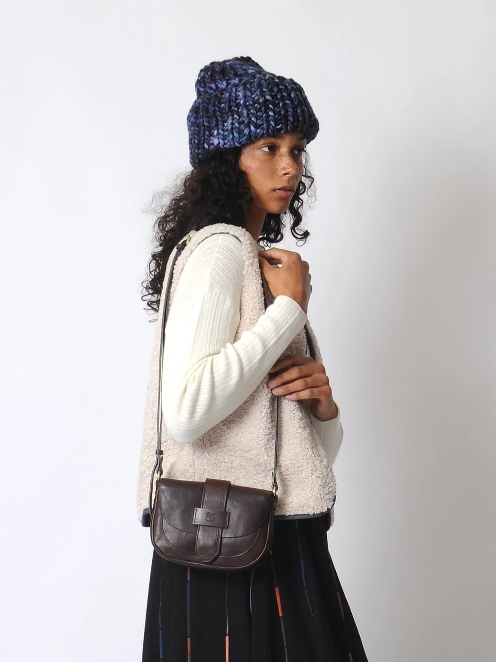 A perfect match 🥰 @megcohendesign hand knit roving hat @conifershop reversible denim vest @micaela_greg isla rib top @ilbisonteofficial purse