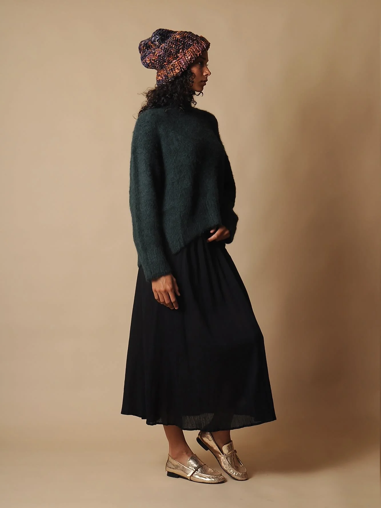 Look chic and feel cozy in the @micaela_greg Loft sweater @miithaaii skirt and @megcohendesign roving beanie 
Styled with @shopeitheror gold loafer ✨