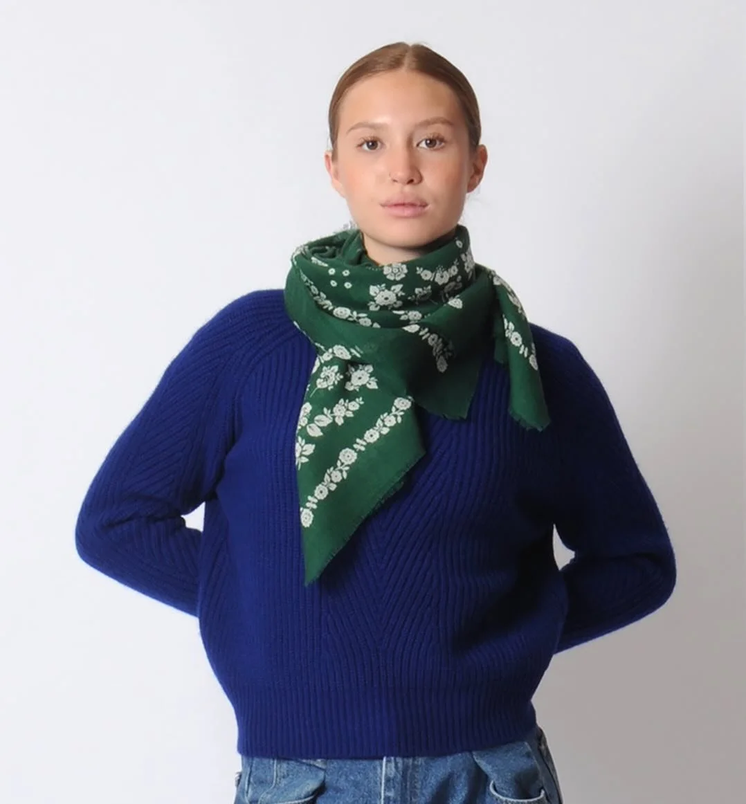 @demyleeny Chelsea sweater with @moismont scarf 🥰