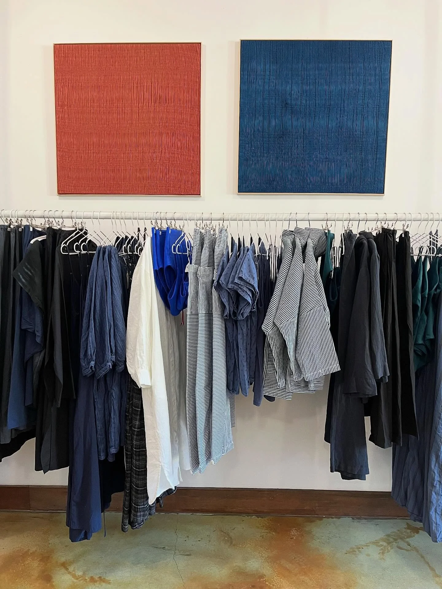 This is our blue side of the rack 💙
I spy @gravelandgoldsf @conifershop @leftonfriday @uzinyc @foglinenwork
.
.
.
Art by @mineralworkshop 💙🧡