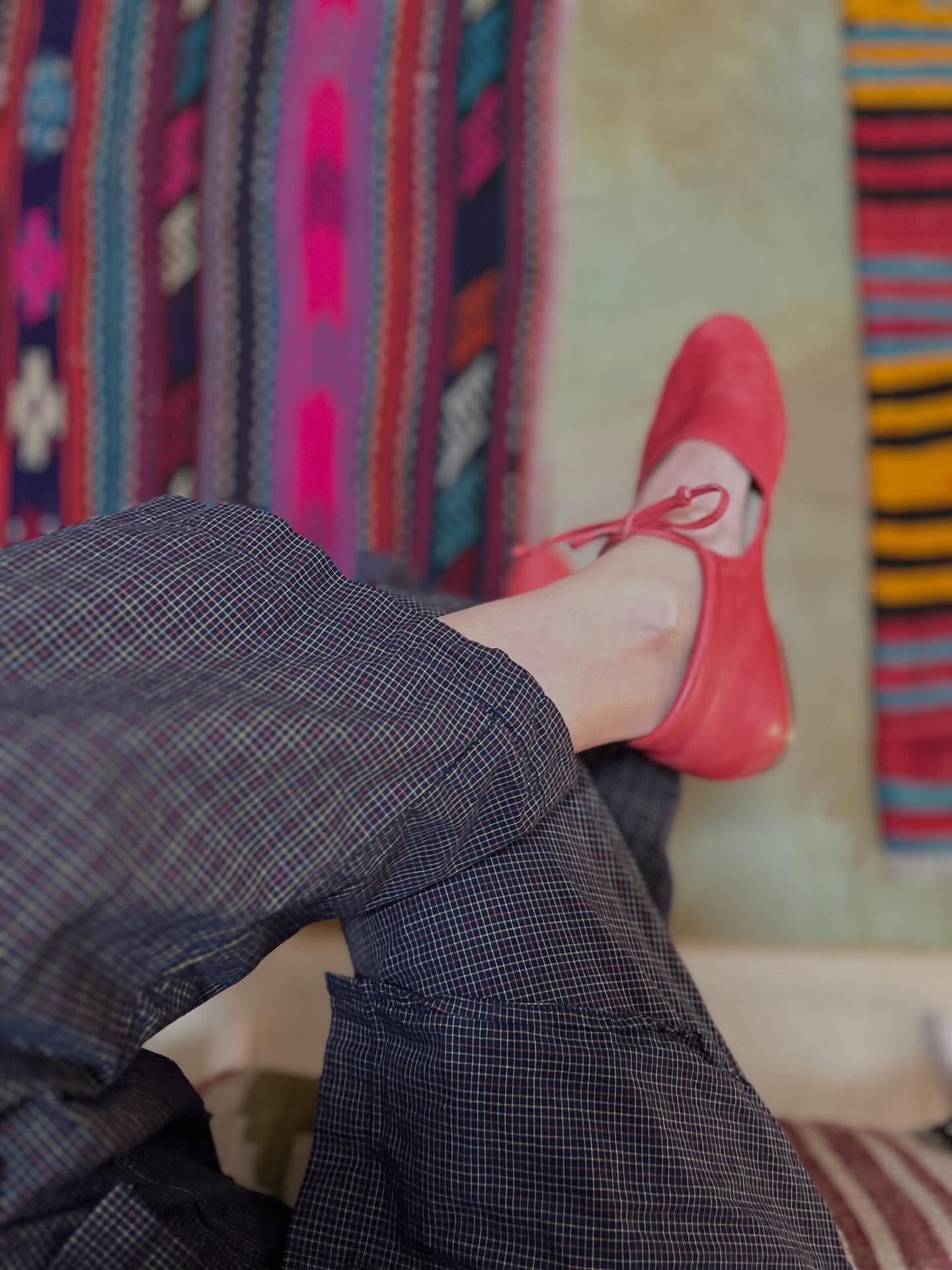 New Conifer Lounge pant and Art shirt in a cotton poplin print 😻 the weight is perfect for spring and summer and both pieces layer over swimsuits, tanks and tees

Everything looks better with the @birdofflightshoes Amelie shoe!