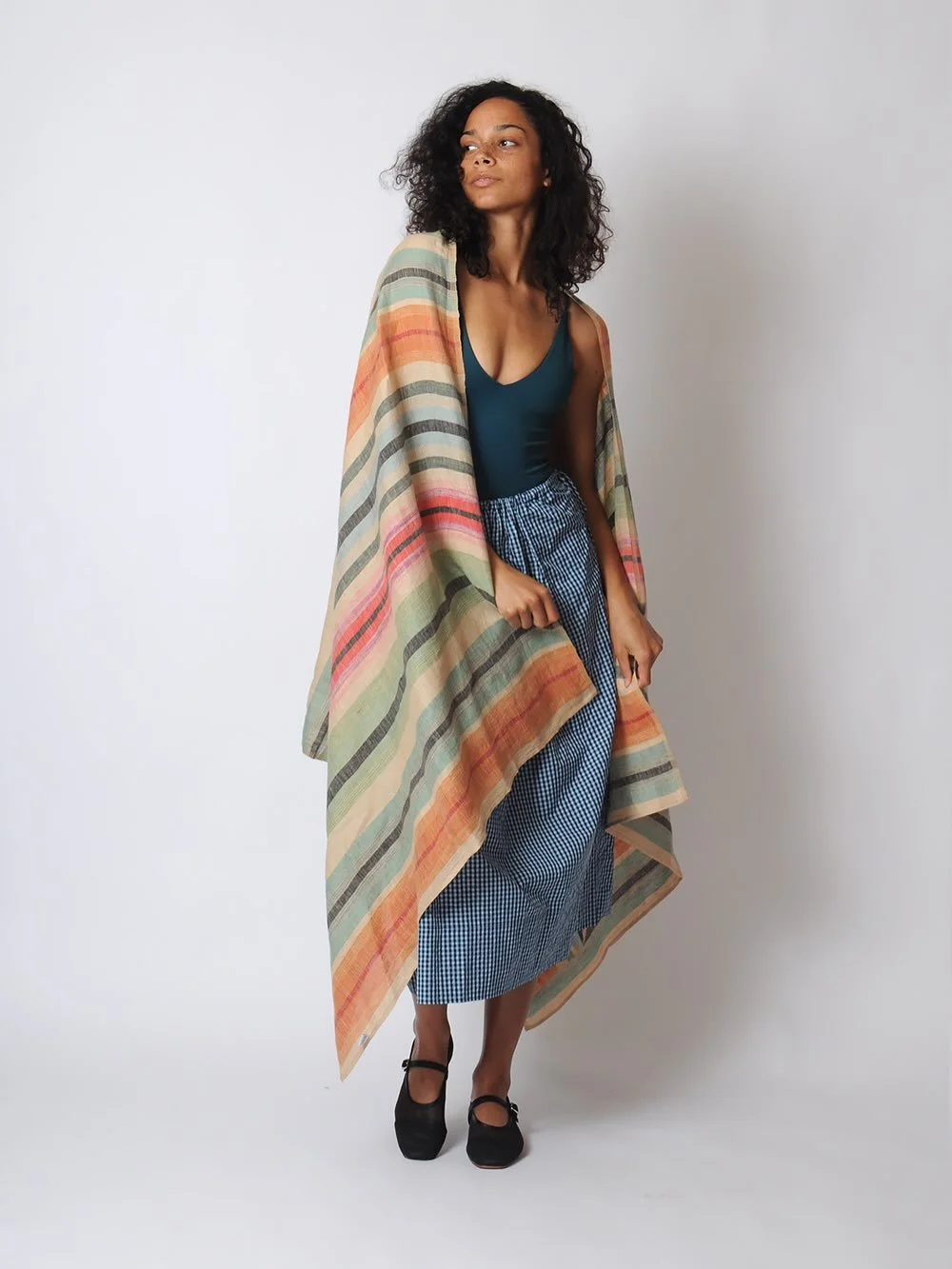 The perfect pairing 😻 @garzamarfa linen shawl with @leftonfriday swimsuits and @proche_studios skirt! 
Model @gracerob1nson 🤩