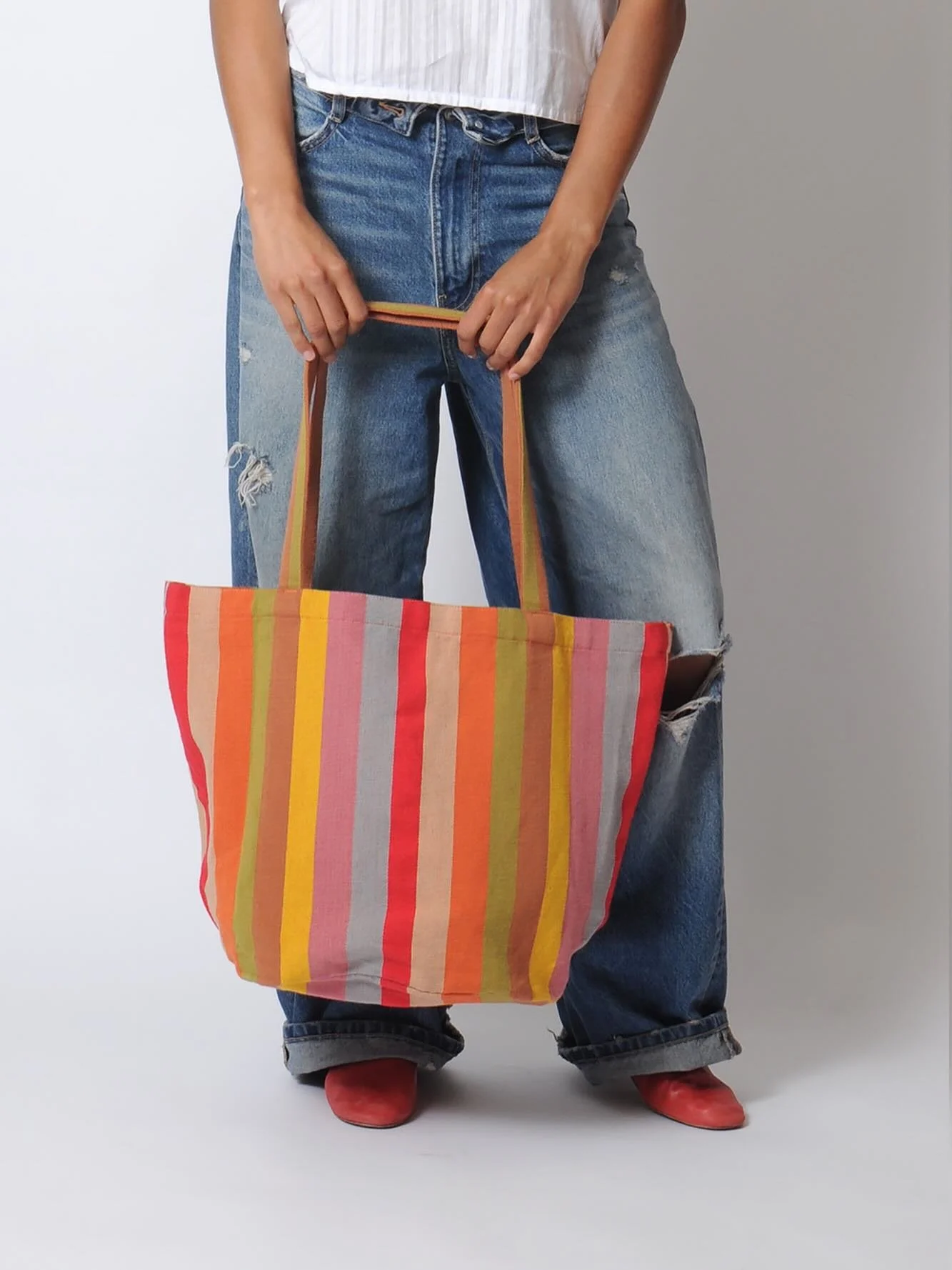 So many new arrivals have landed on conifershop.com 🎉
@garzamarfa tote bag
@conifershop white Pullover Top
Model @gracerob1nson