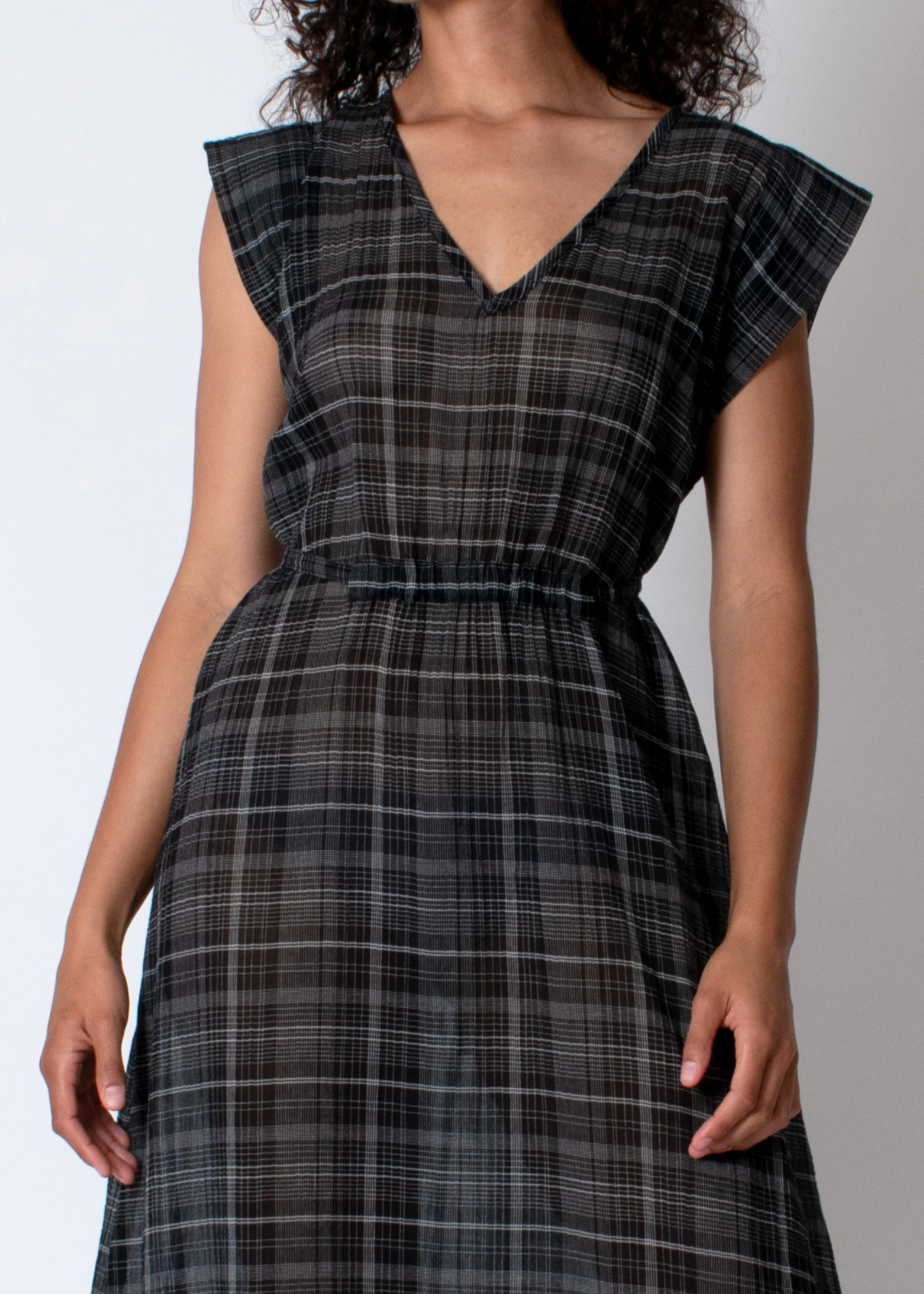 conifer_cap_slv_dress_blk_plaid_smile_cu.jpg