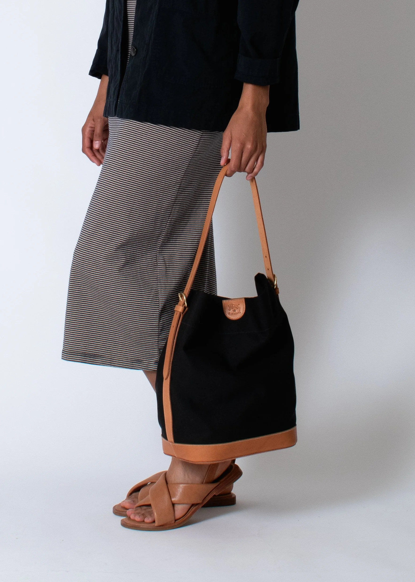 il_Bisonte_bucket_bag_blk_6-2.jpg