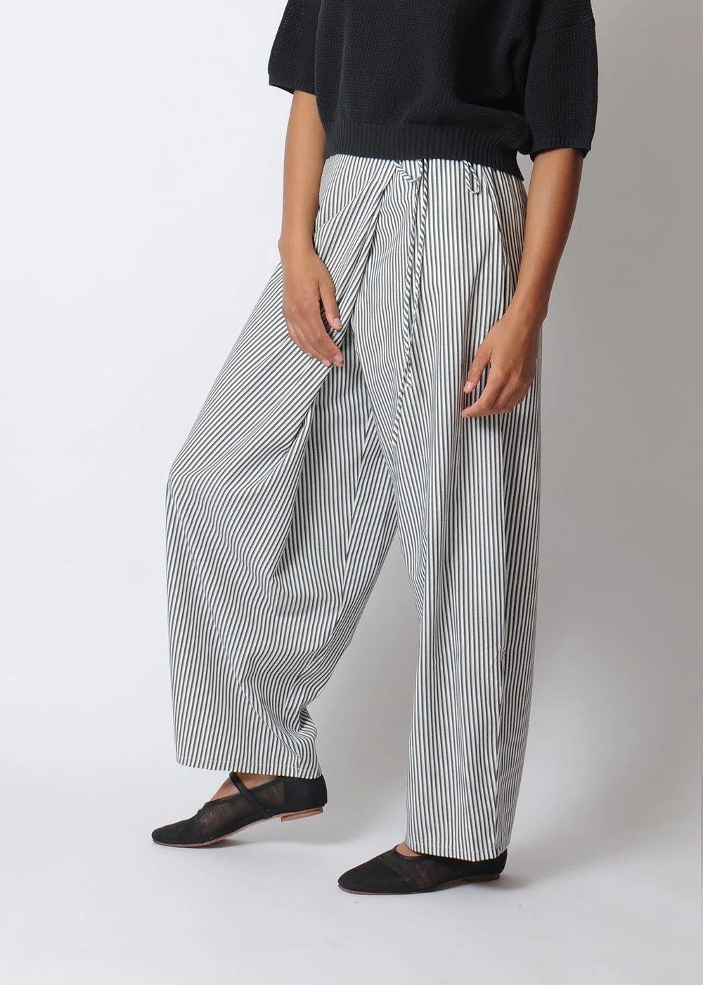 proche_stirped_pant_side_crop.jpg