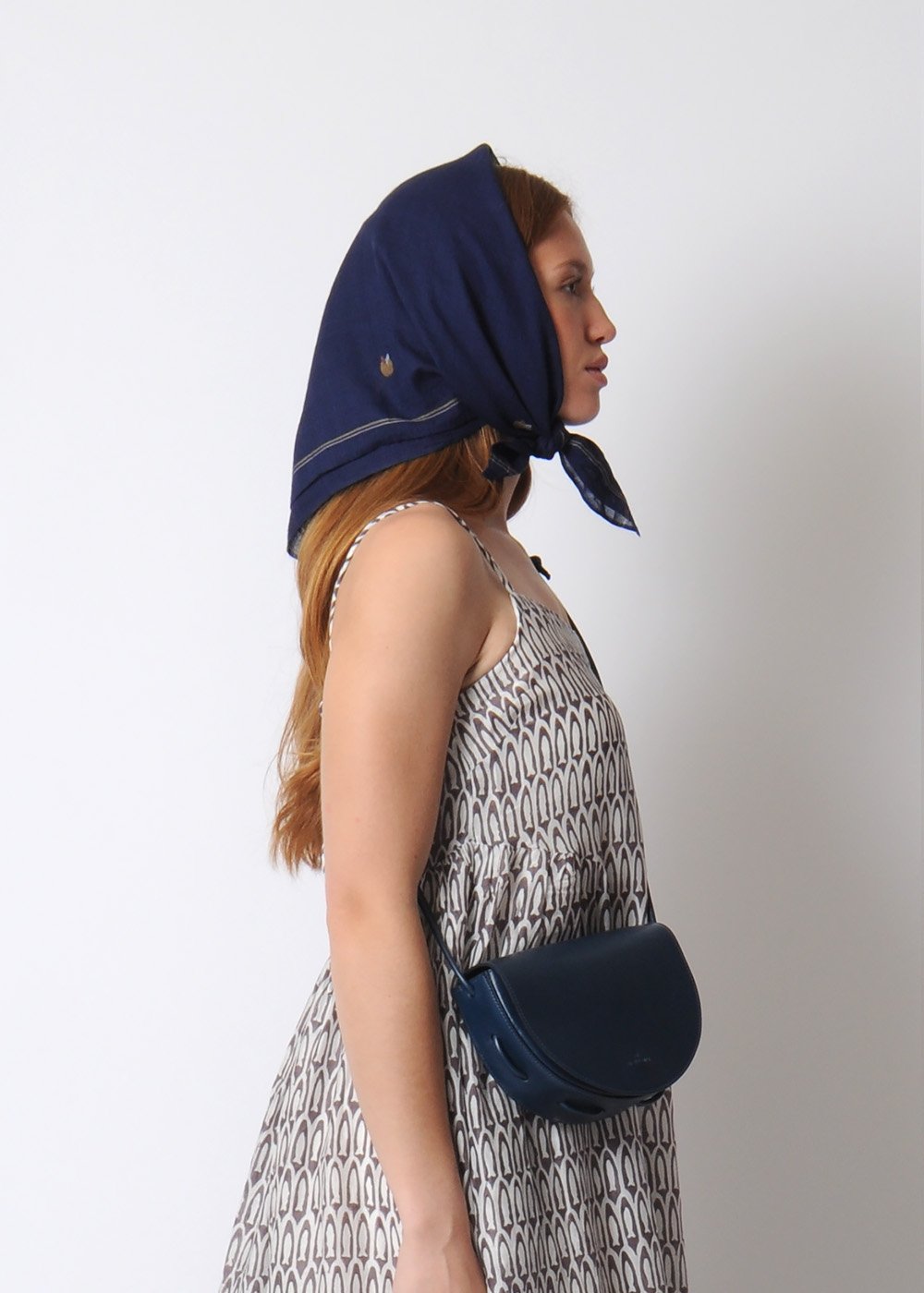 moismont_Scarf_navy_side.jpg