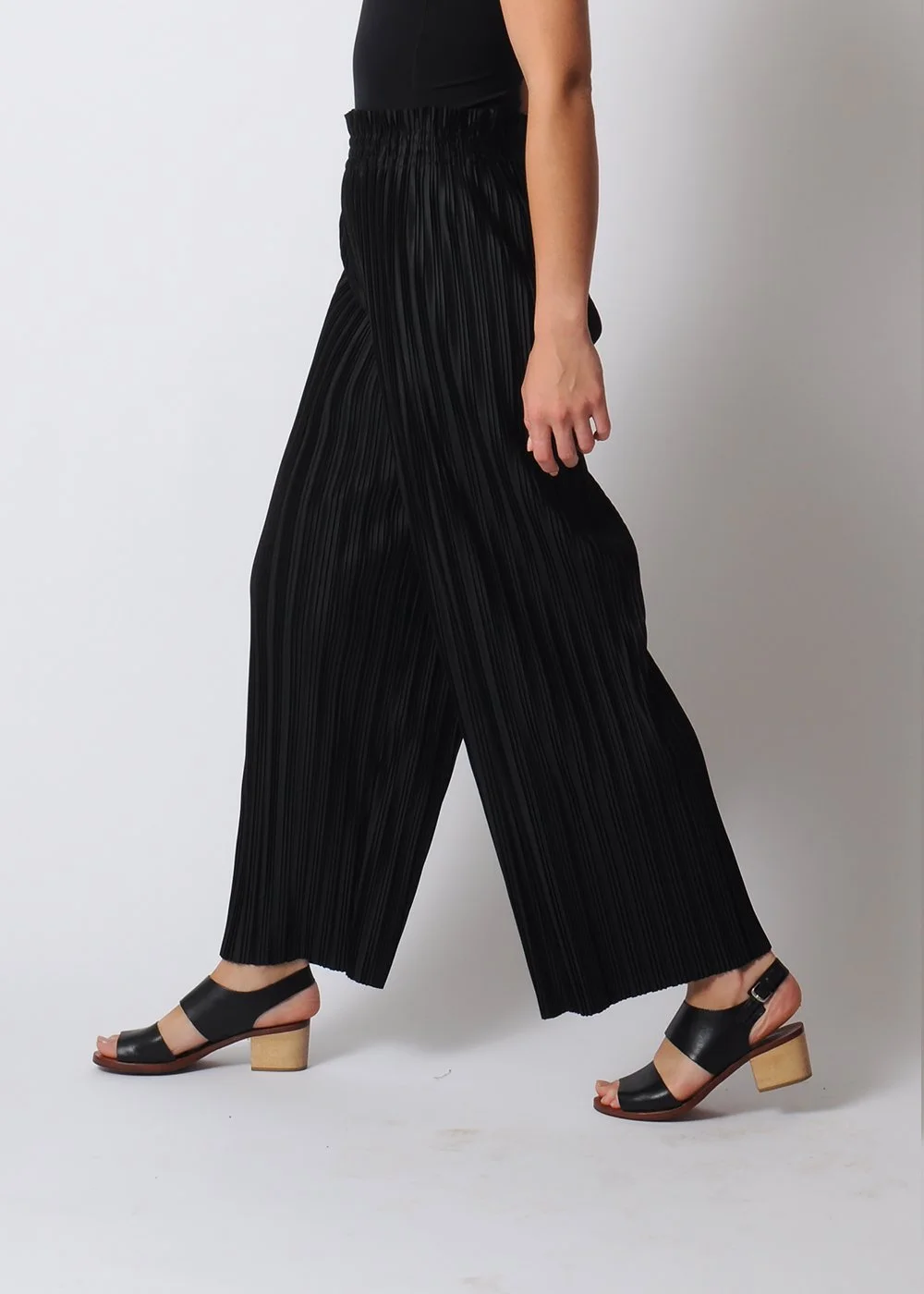 PROCHE_PLEAT_PANT_CLOSE.JPG