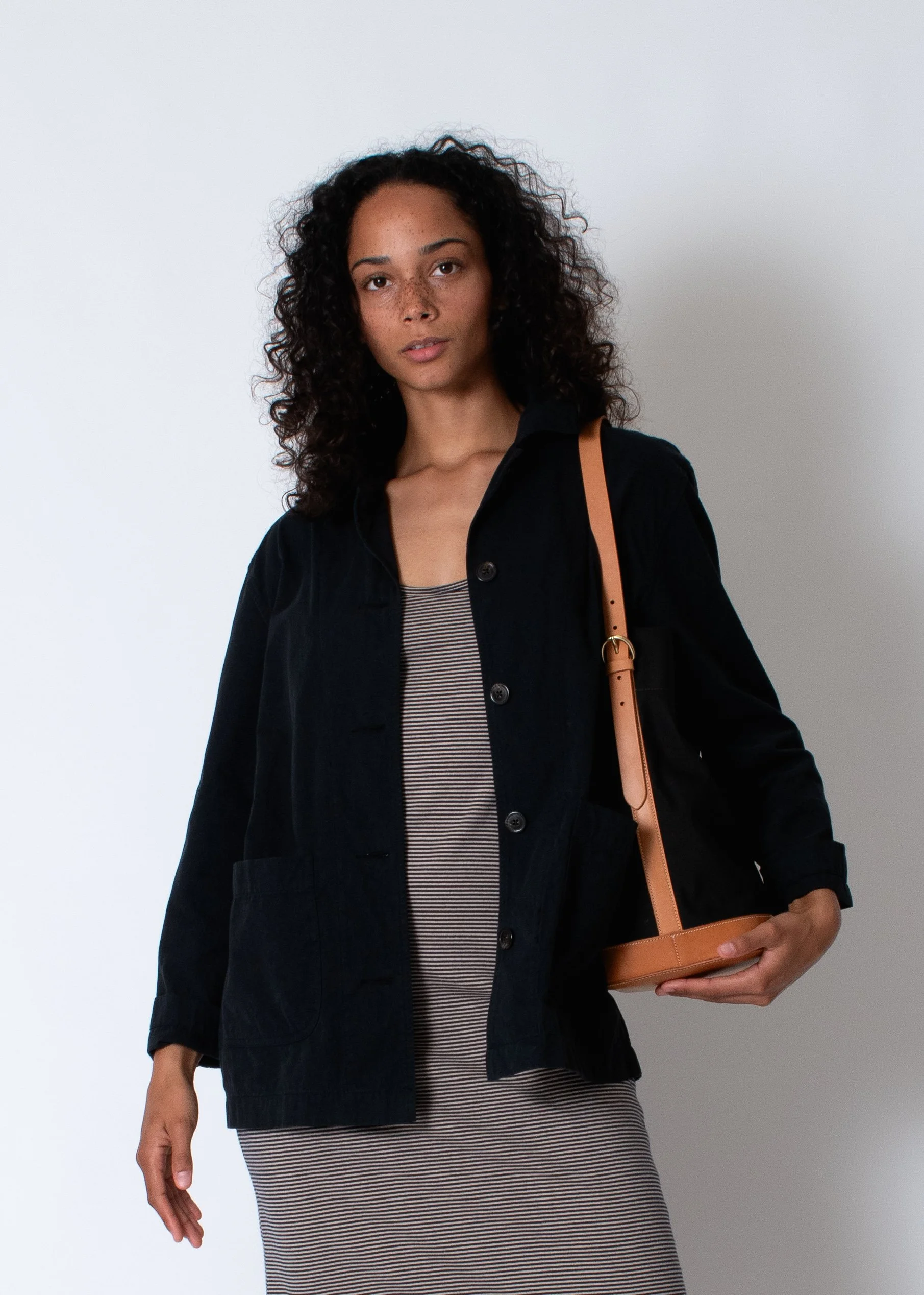 il_Bisonte_bucket_bag_blk_4-2.jpg