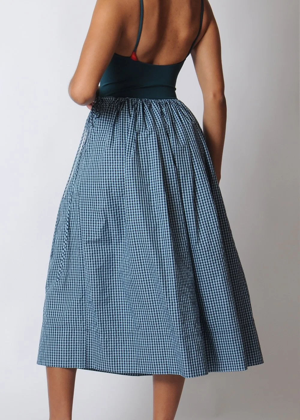 proche_skirt_back_move.jpg