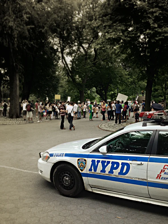 Manifestações inibidas pela força policial no Central Park.