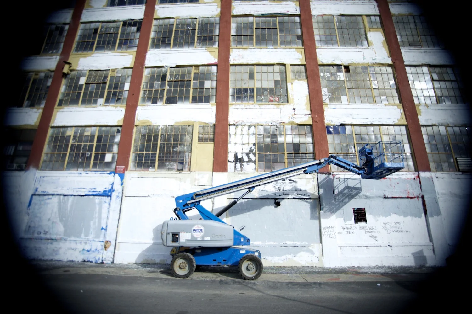 5pointz_genie_lift.jpg