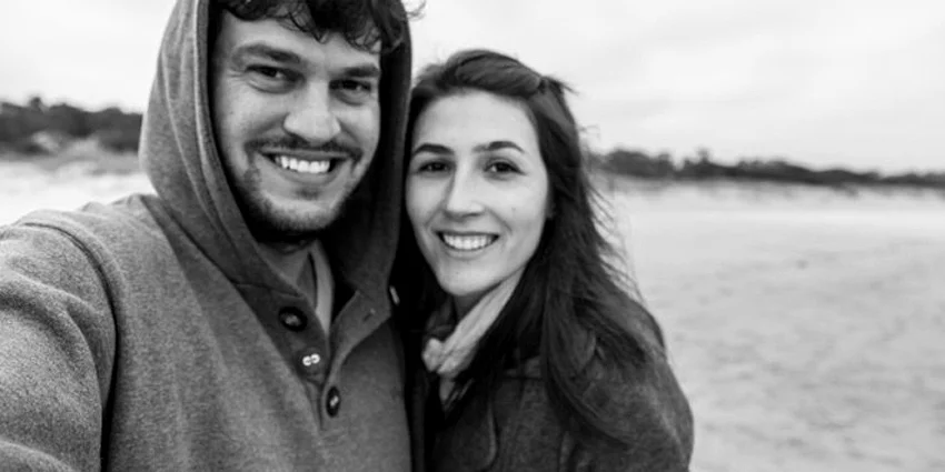 Casal Leonardo Spencer e Rachel Paganotto, responsáveis pelo projeto "Viajo Logo Existo". Foto extraída do site oficial do projeto: www. v iajologoexisto.com.br