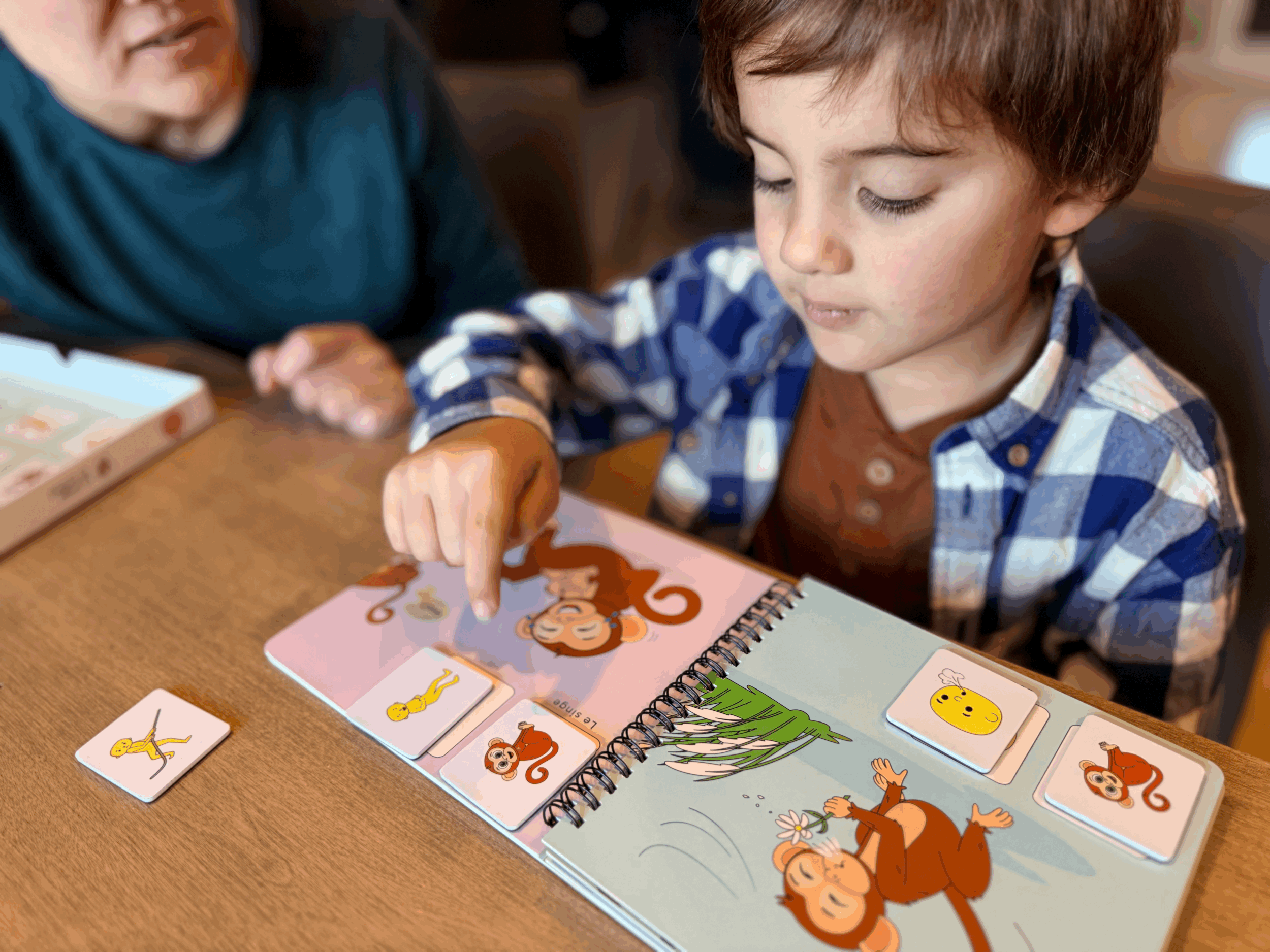 Comment utiliser les livres magnétiques pour stimuler le langage : favoriser les demandes chez l’enfant