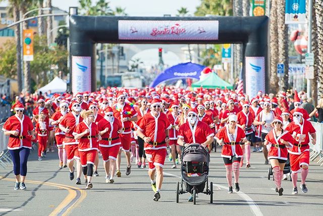 @sdrunningco annual Santa Run 5k kicks off at 10AM 12/15/2018 @pacific.beach ! Will you be dressed up among the vast sea of Red Santa&rsquo;s???🎅🏼🎅🏼🎅🏼 ⁣
⁣
📸 @studio4one