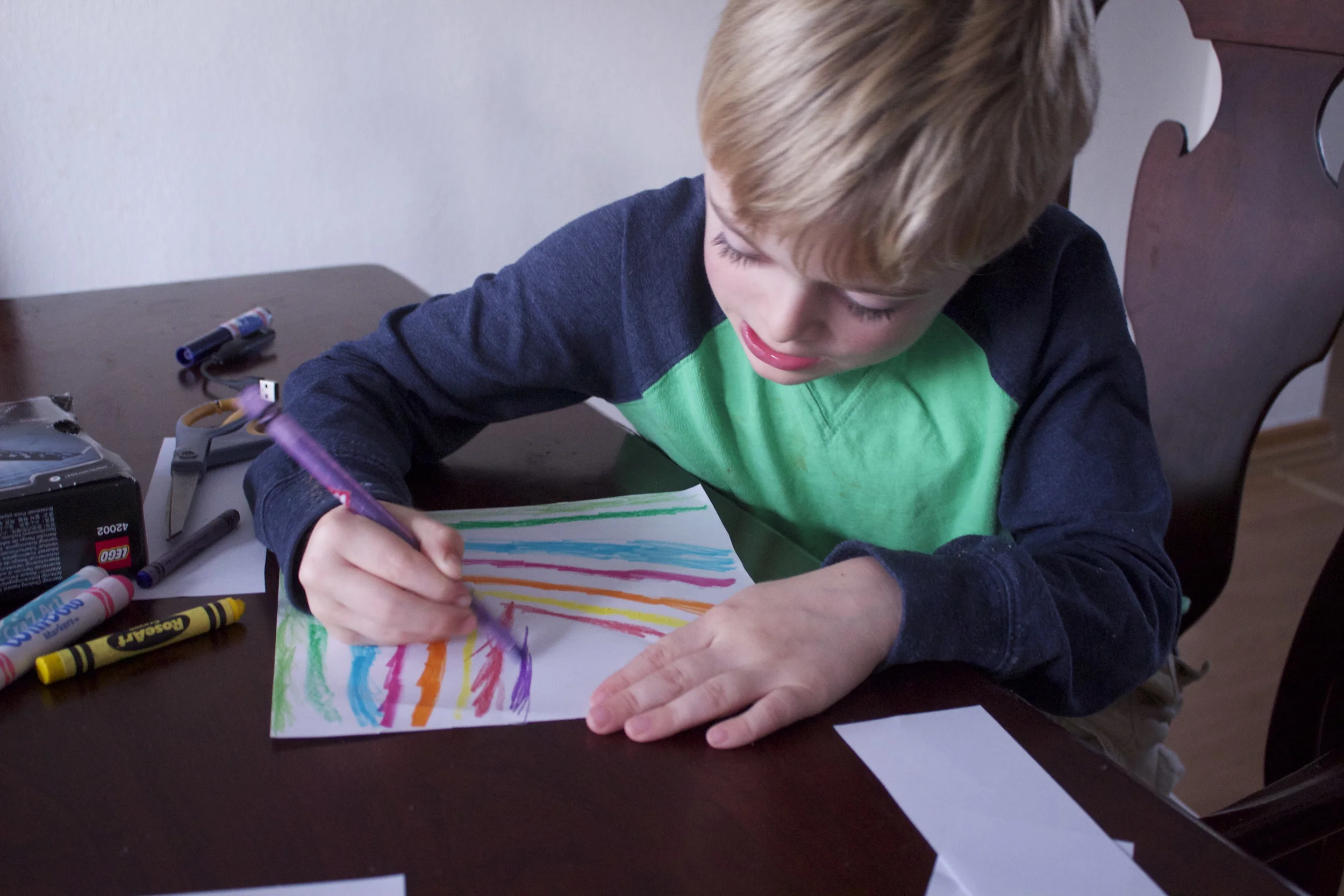Draw different color lines on paper with a 90 degree angle.