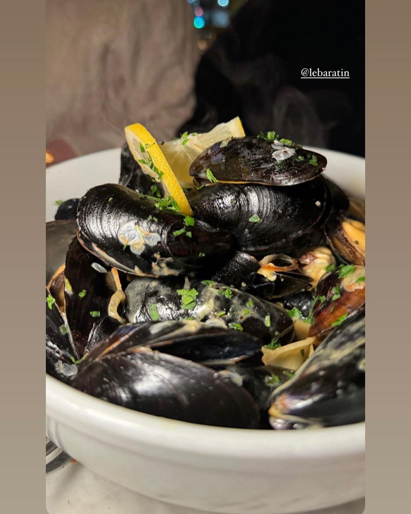 Steamed Mussels with Wine / Shallots #westvillage #goodvibes #foodie #instafood #yummy #mussles #bistro #eeeeats #foodblogger #foodphotography 📸 @myfavoritemenu_