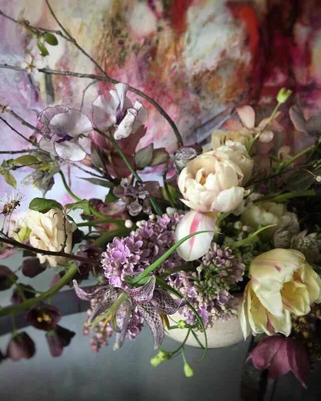 What a lovely centerpiece from @flowersannettegomez after her time at A Floral Love Story with @lucytheflowerhunter @lamusadelosflores  @the_blue_carrot // Thank you so much for sharing something beautiful with me, it pairs perfectly with this oil an