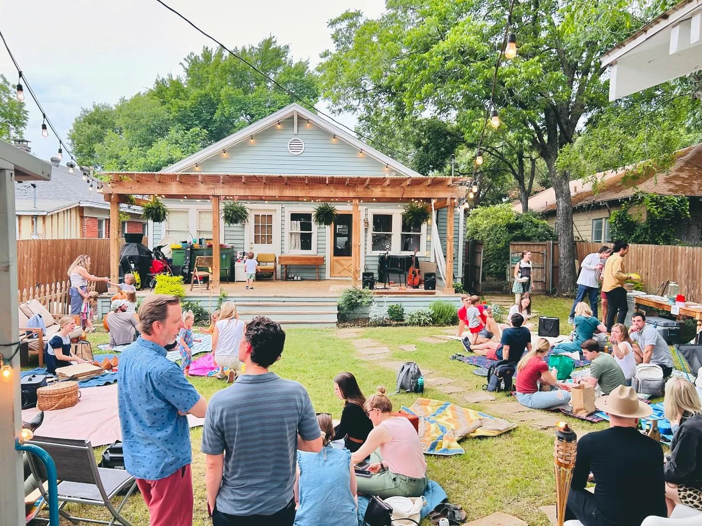 The EP Release show was so much fun! Thanks to everyone who came out, sang along, bought merch, and tipped. Also special thanks is to the Igos for hosting the best backyard sessions in Dallas ❤️💐