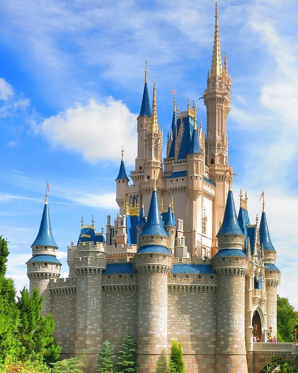 Countdown alert! 🚨 We will be at Disney world Feb 28 - March 4. Come say hi to us while we are there. Chat about the mural your dreaming of or just say hi. Find us in the park for a small gift too! 🎁 .
.
.
.
.
#explorepage #postivelife #inspiration