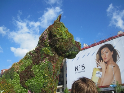 It's a giant puppy bush staring at Giselle outside the Guggenheim. Makes total sense.