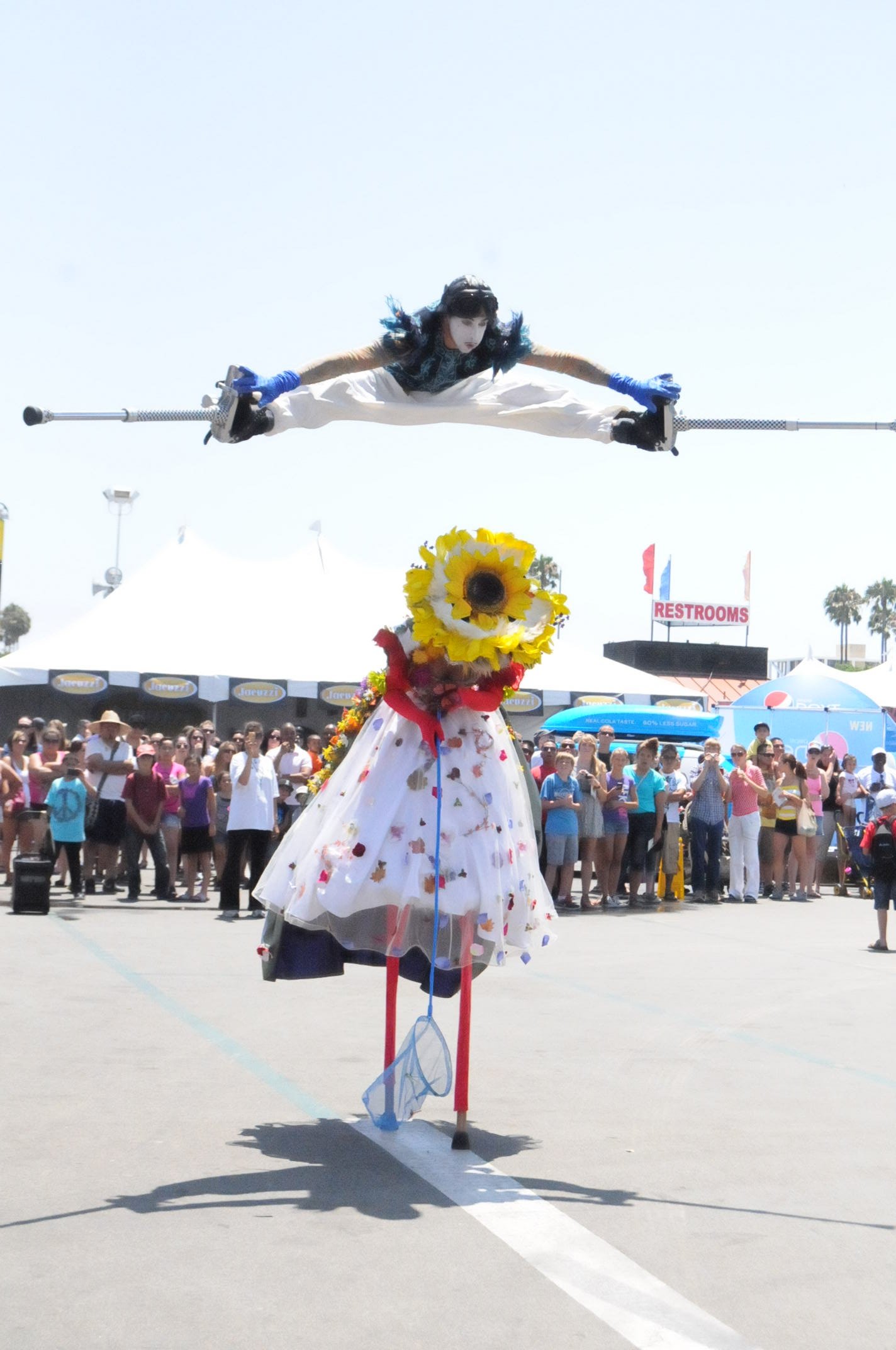 One-of-a-kind stilt act by STILTSHOW