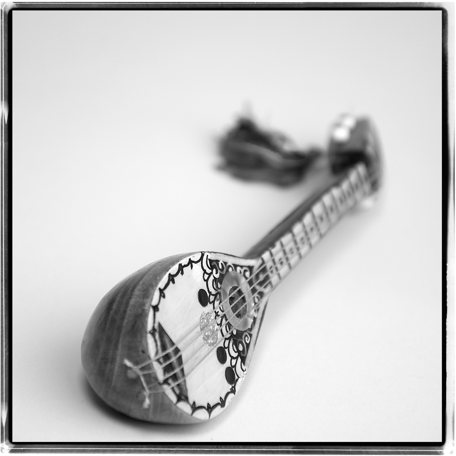 tiny lute.jpg