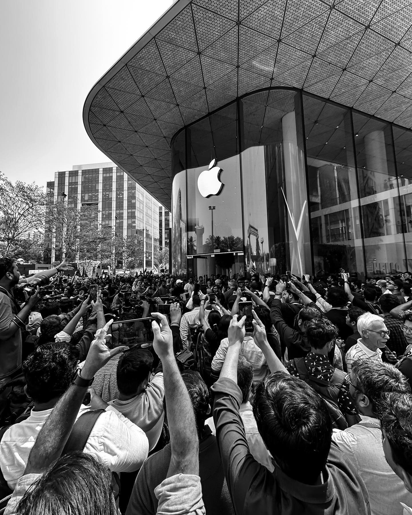Apple launches India&rsquo;s first Apple Store at BKC, in #mumbai. Here&rsquo;s my take on it, #shotoniphone 

See, in the end, we are artists. So what interests me is the art we can make in any space. If you like any of these, tell me about it in th