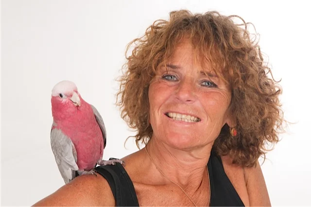 Sabine met roze kaketoe © edwindejongh i.s.m. Catvertise.nl.jpg