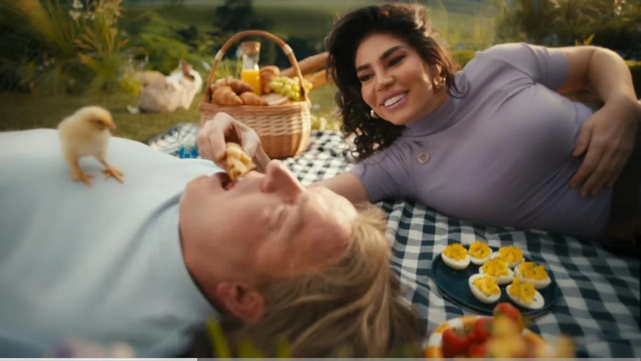 Konijn Woody en kuikentje Piep in Paas commercial voor 'Aldi'