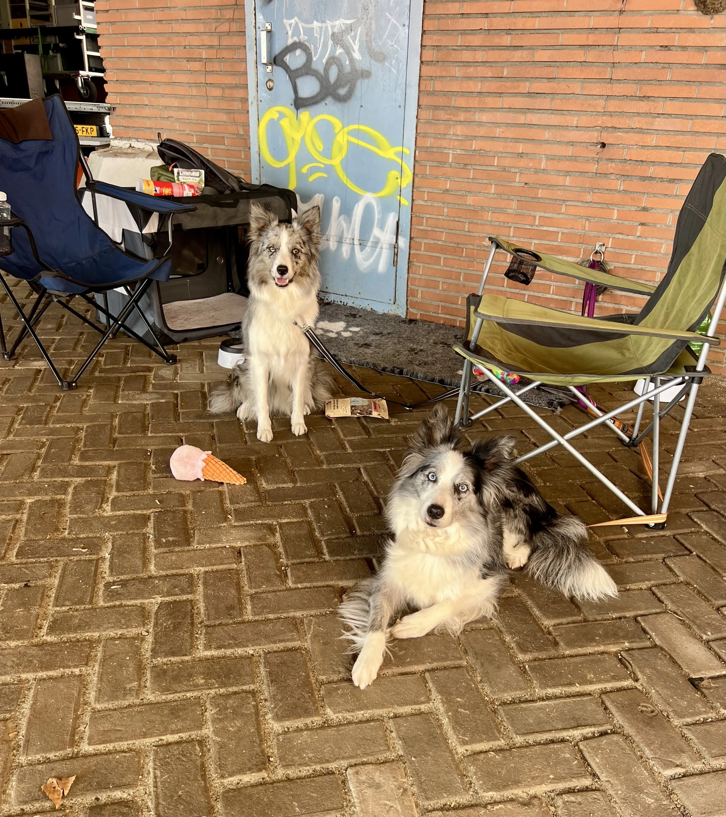 Fuse en Izzy samen op de filmset
