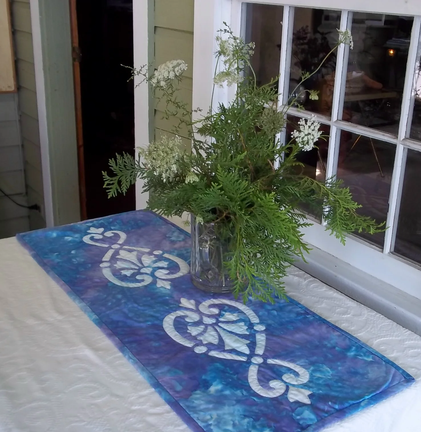 Hearts & Fleurs , table runner II. Hand applique, hand quilted. Made in 15 hours.
