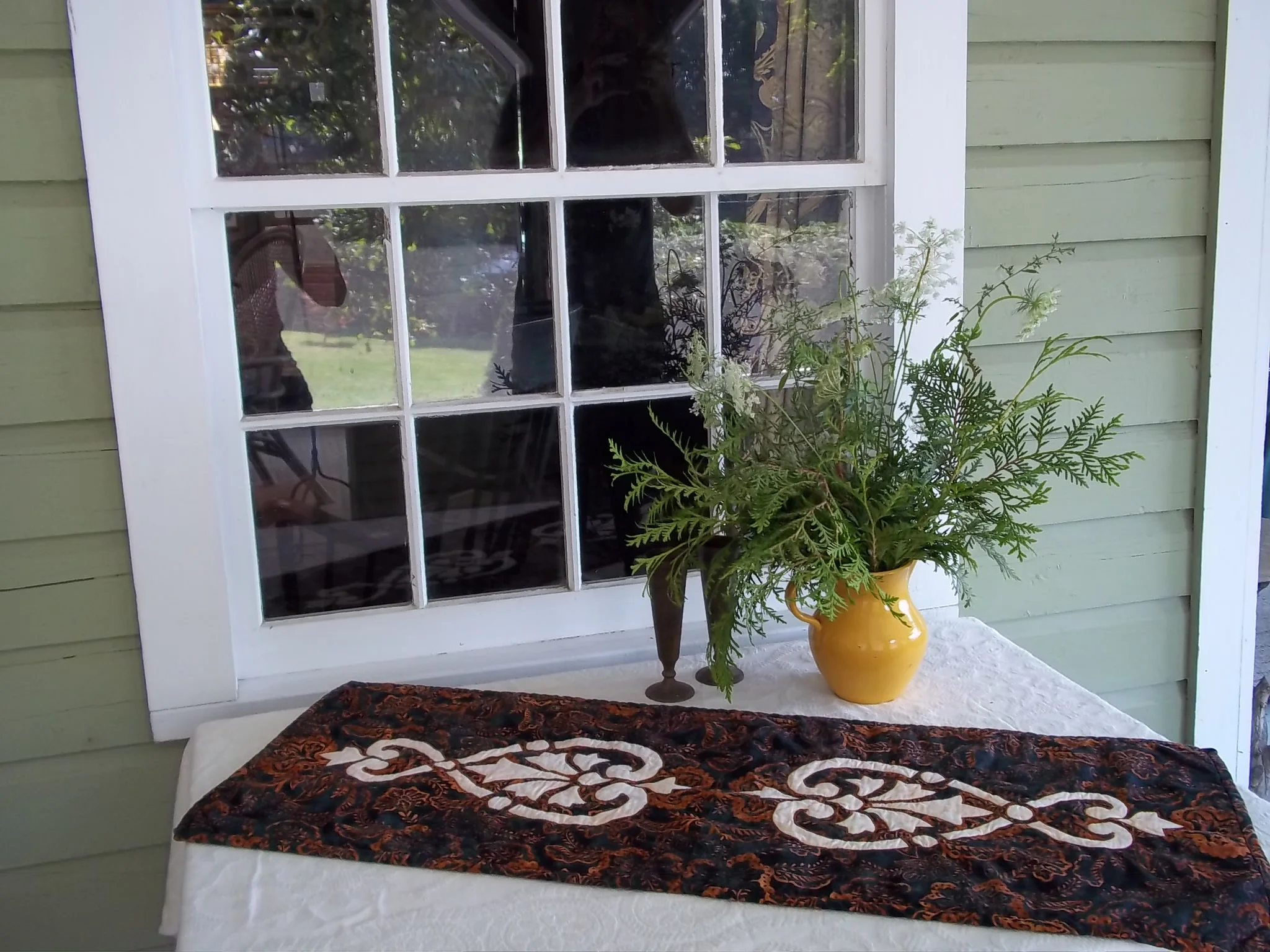 Hearts & Fleurs , table runner II. Machine applique, machine quilted. Made in 6 hours.