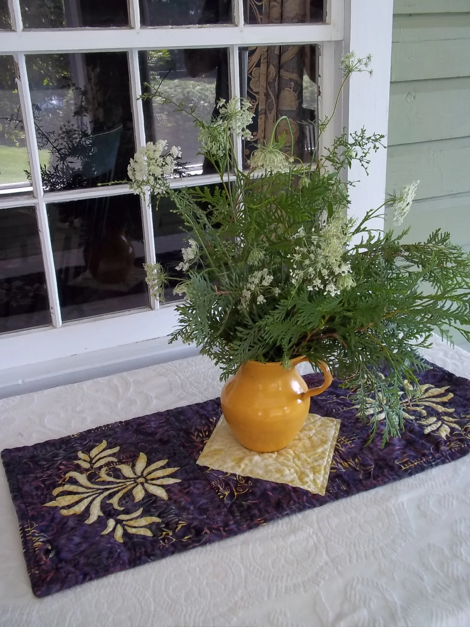 Table runner using Fleur de Lis block.