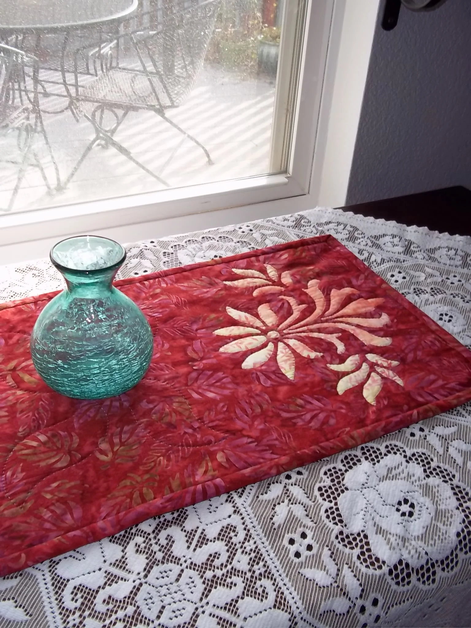 Table runner built around Fleur de Lis block.