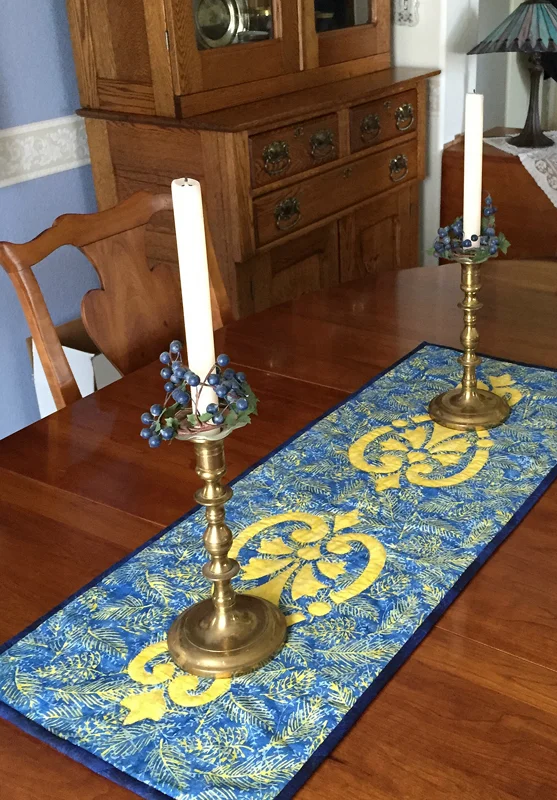 Summer adornment for your table with Hearts & Fleurs runner.