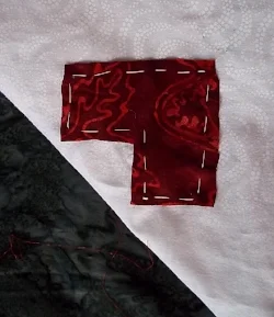 Pic. 3. Accent fabric basted around the edges.