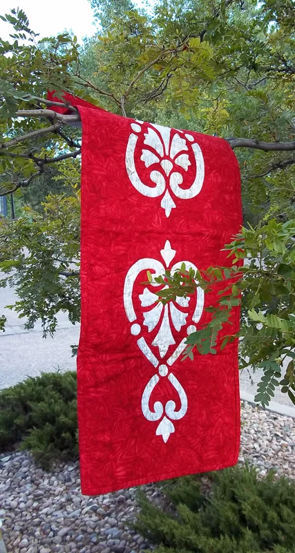 Hearts & Fleurs table runner (13” x 36”). Hand