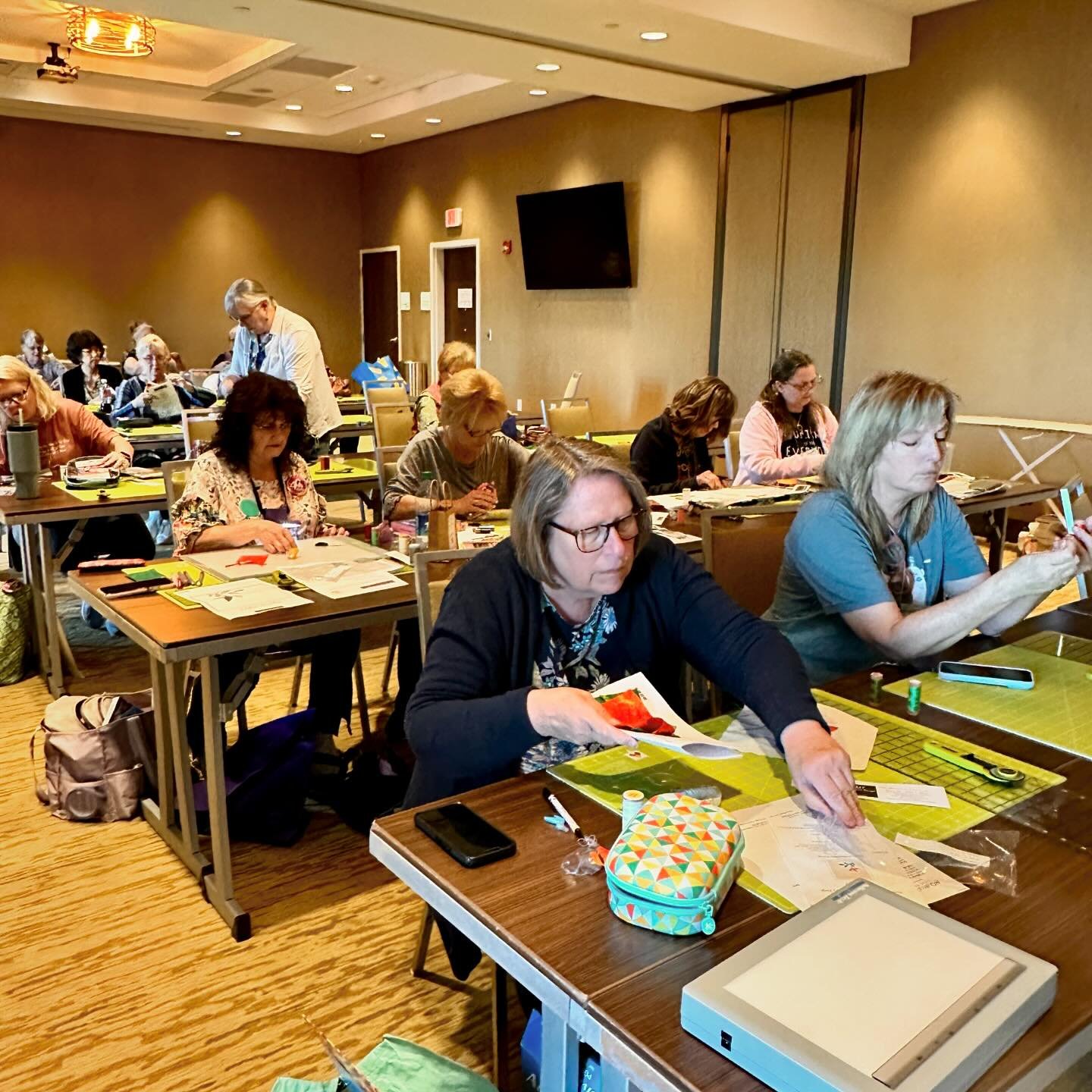 Happy students&hellip;Happy stitching. &hellip;Happy teacher. Needle-turn appliqu&eacute;:Step-by-Step class Tuesday at @aqsonline Paducah QuiltWeek.  So sew much learning mingled with laughter and fun with these amazing quilters : all lovers of hand