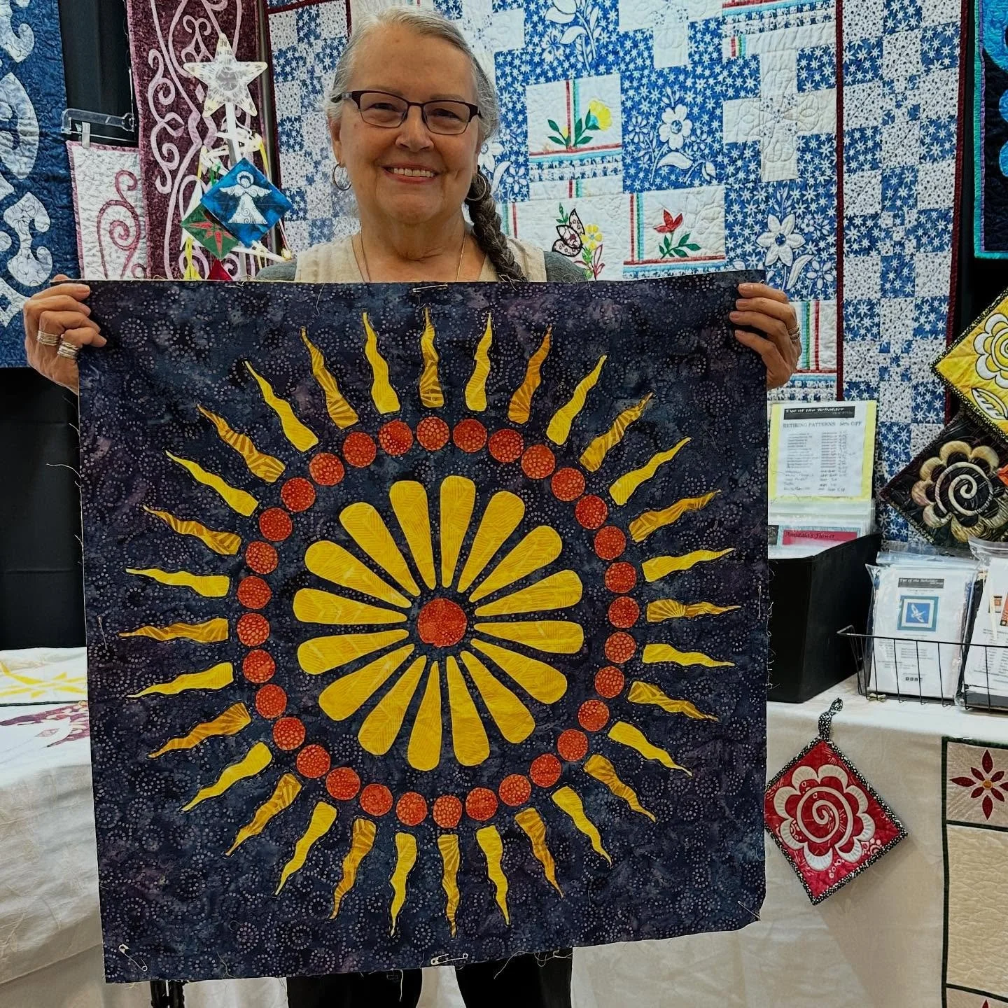 At Quilt-A-Fair, booth 602 had many visitors, including Janice who shared her Glorious Medallion progress using #handreverseapplique. #quiltafair #coloradoquiltingcouncil #eyeofthebeholderquiltdesign #quiltingisacreativeactofhope #happyquilting