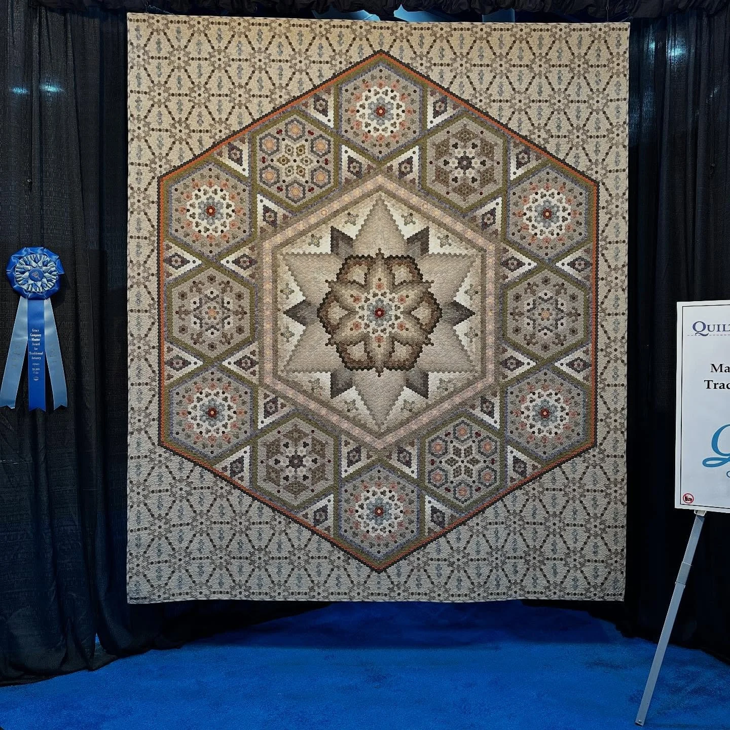 Post 2: exhibition and competition quilts at @quiltfestival . Pics followed by information. #quiltfestivalhouston #quiltfestival #quiltshow #eyeofthebeholderquiltdesign #quiltinspiration #quiltingisacreativeactofhope #happyquilting