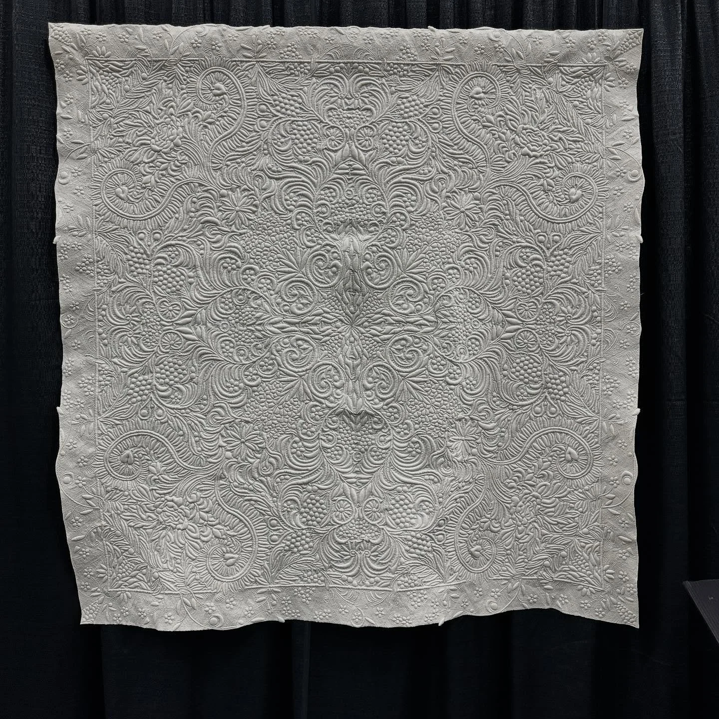 Post 5: Exhibition and competition quilts at @quiltfestival . Pics followed by information. Plus some of @cherrywoodfabrics Abyss challenge quilts. #quiltfestivalhouston #quiltfestival #quiltshow #cherrywoodchallenge #quiltinspiration #eyeofthebehold