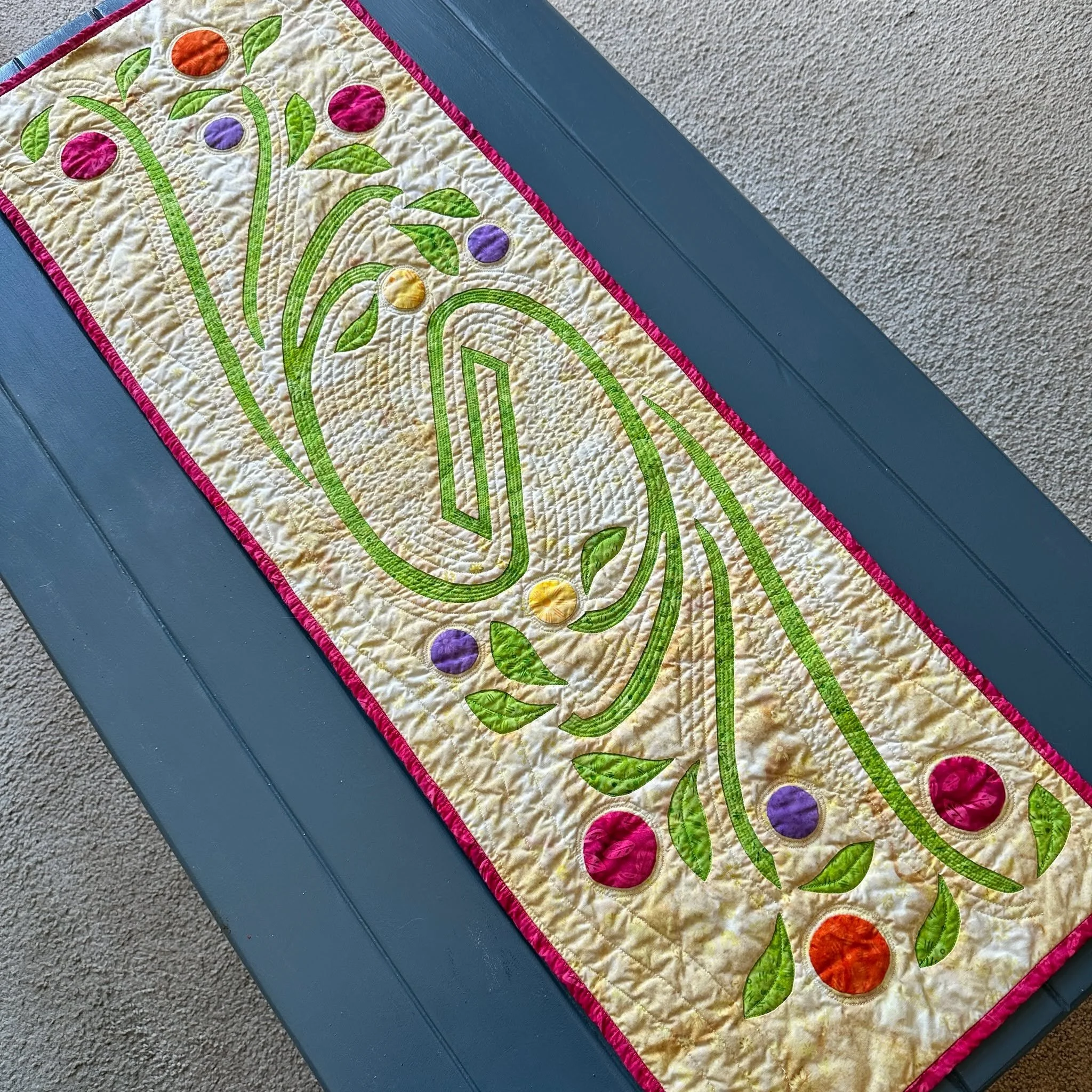 💐🌺SUMMER SWOOSH table runner (15" x 46")🌺 is in the spotlight. It features 🌷Spring Fling🌷, Kate Colleran's  fun collection of batiks by @Lumin Fabrics , available in shops soon. Ask for it by name. 

💐The 🌷Spring Fling collection🌷 m