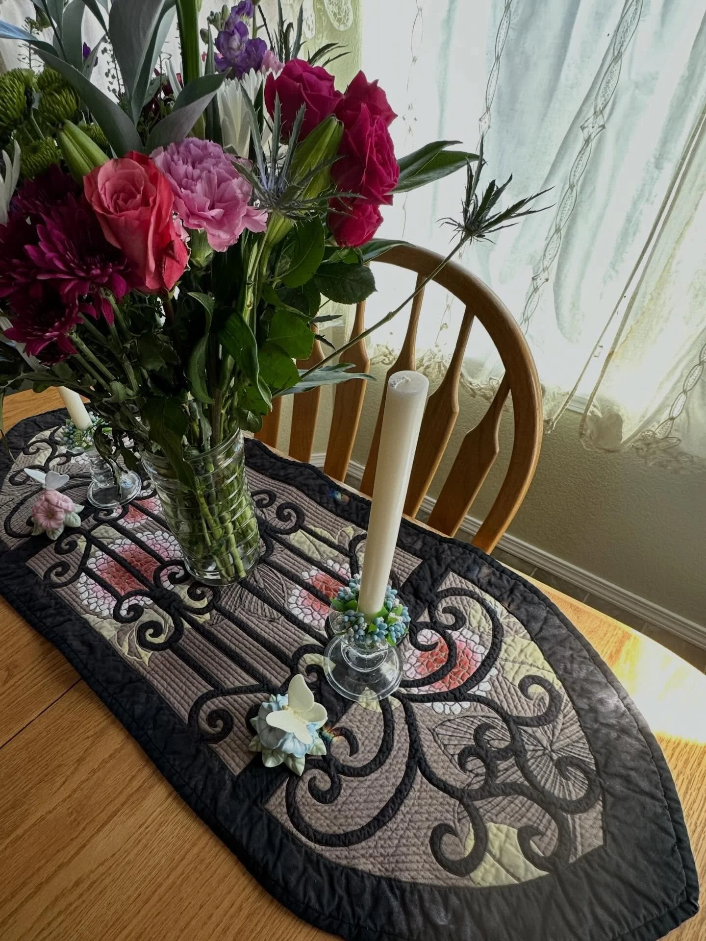 Karen&rsquo;s Hospitality table runner. A machine reverse appliqu&eacute; version. Made with a Japanese yukata print I purchased from @kimonomomo as the background fabric. Happy Easter. #tablerunner #reverseapplique #kimonomomo #eyeofthebeholderquilt