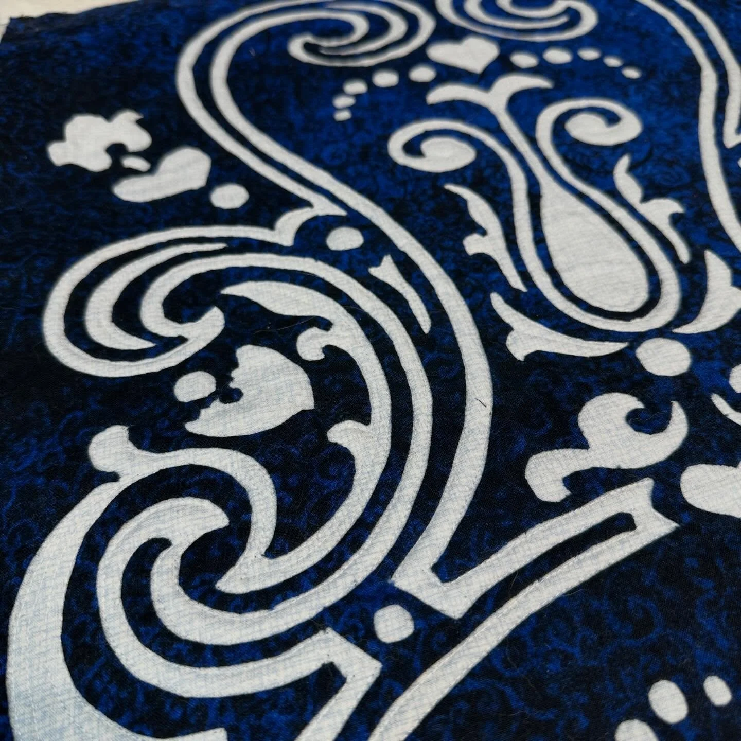 Machine quilting for a couple hours; got 1/3 of Eternal Spring table runner quilted. Quilt in the receded negative space of reverse appliqu&eacute; designs to accentuate what I&rsquo;ve stitched in. A hand reverse appliqu&eacute; pattern from @eobqui