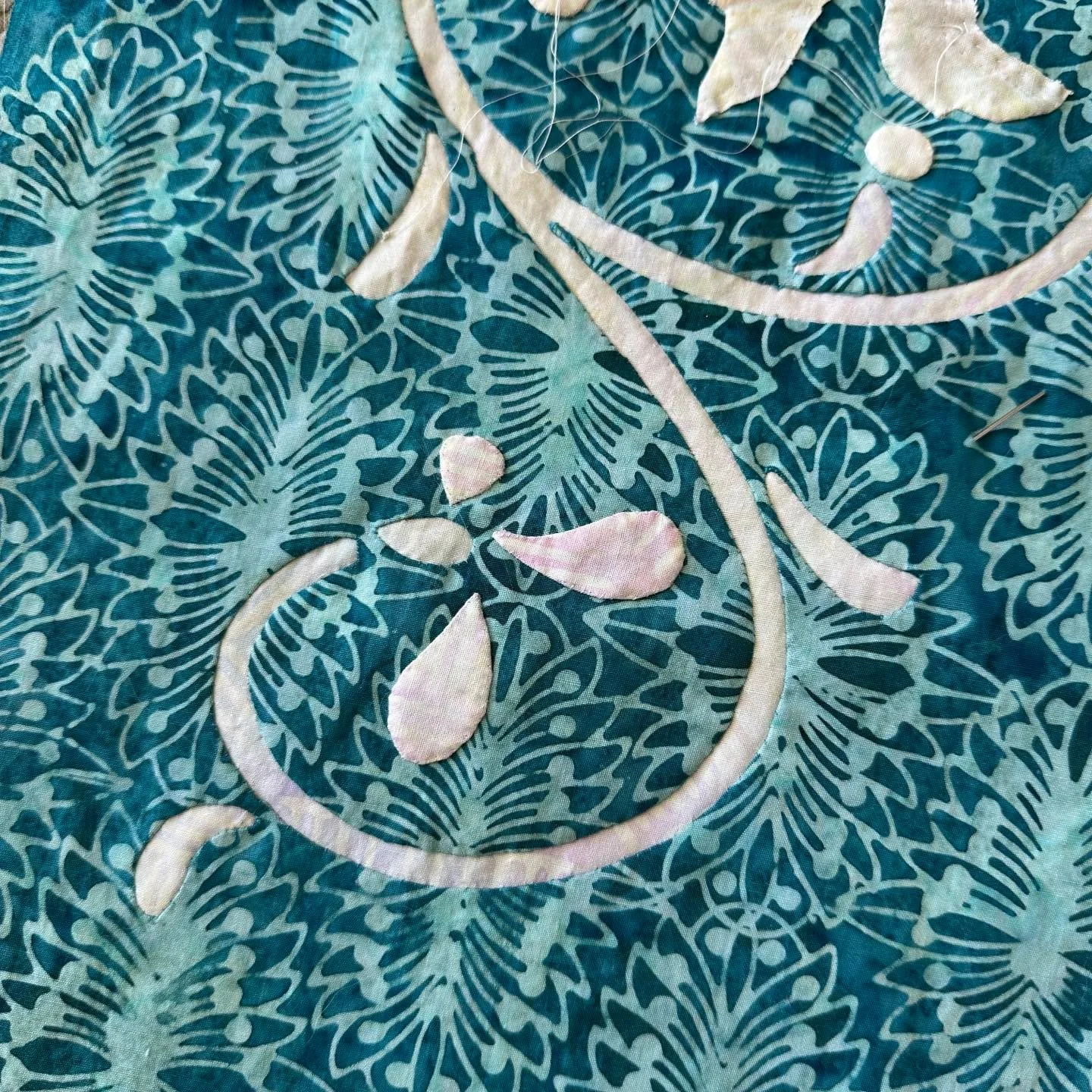 A new design under my needle, &ldquo;Susan Elizabeth&rsquo;s Handkerchief &ldquo;. Reverse appliqu&eacute; with appliqu&eacute;, done simply in two fabrics only, but the light has subtle color variations. I suspect the full beauty of this hand versio