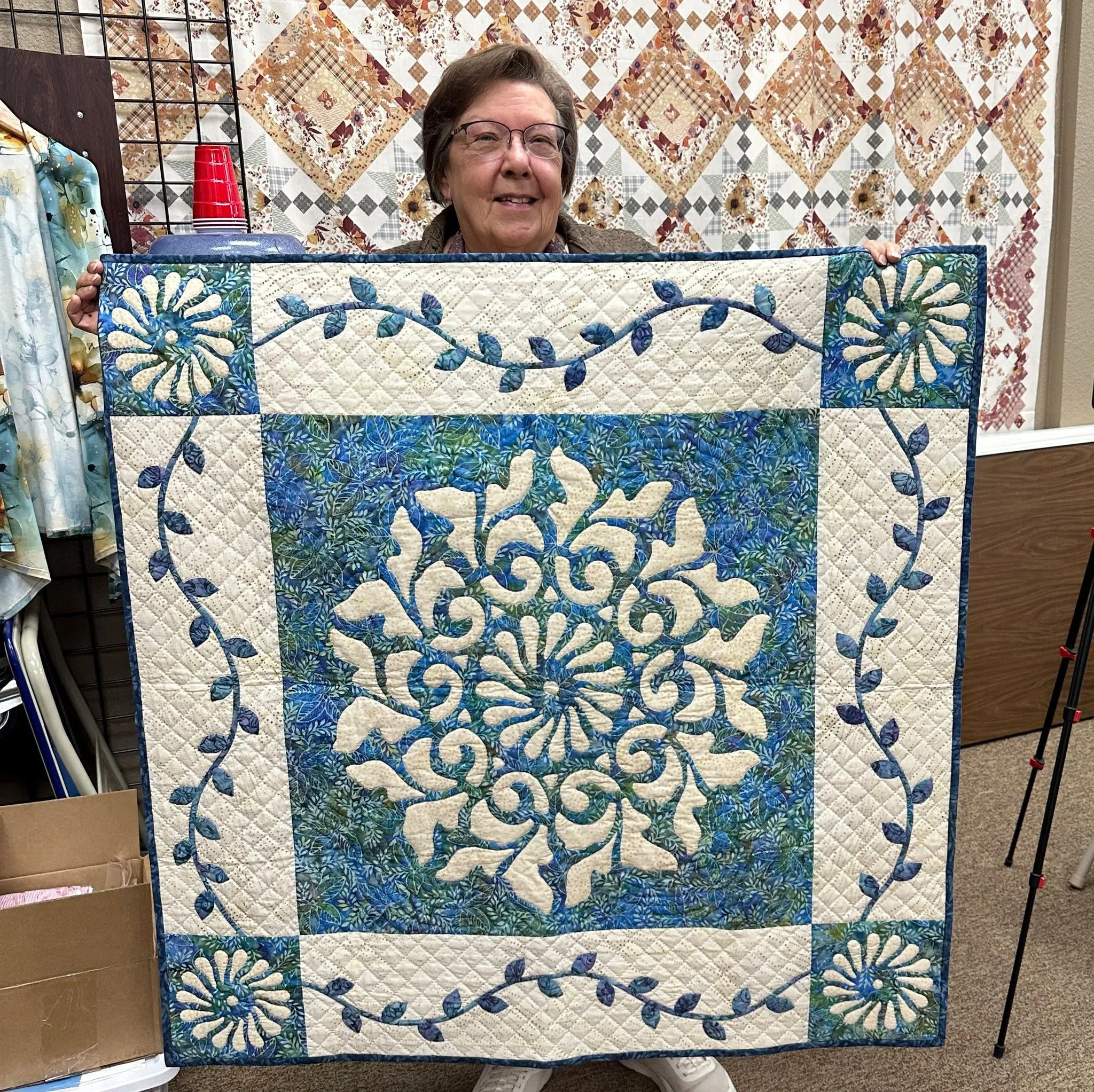 CUSTOMER CREATION! ❤
Susan brought her beautiful version of "Radiance" to the Pieceable Friends Quilt Guild meeting when I lectured last week, so I could see it again. Thank you. It is absolutely gorgeous!!! Hand stitched and hand quilted. 