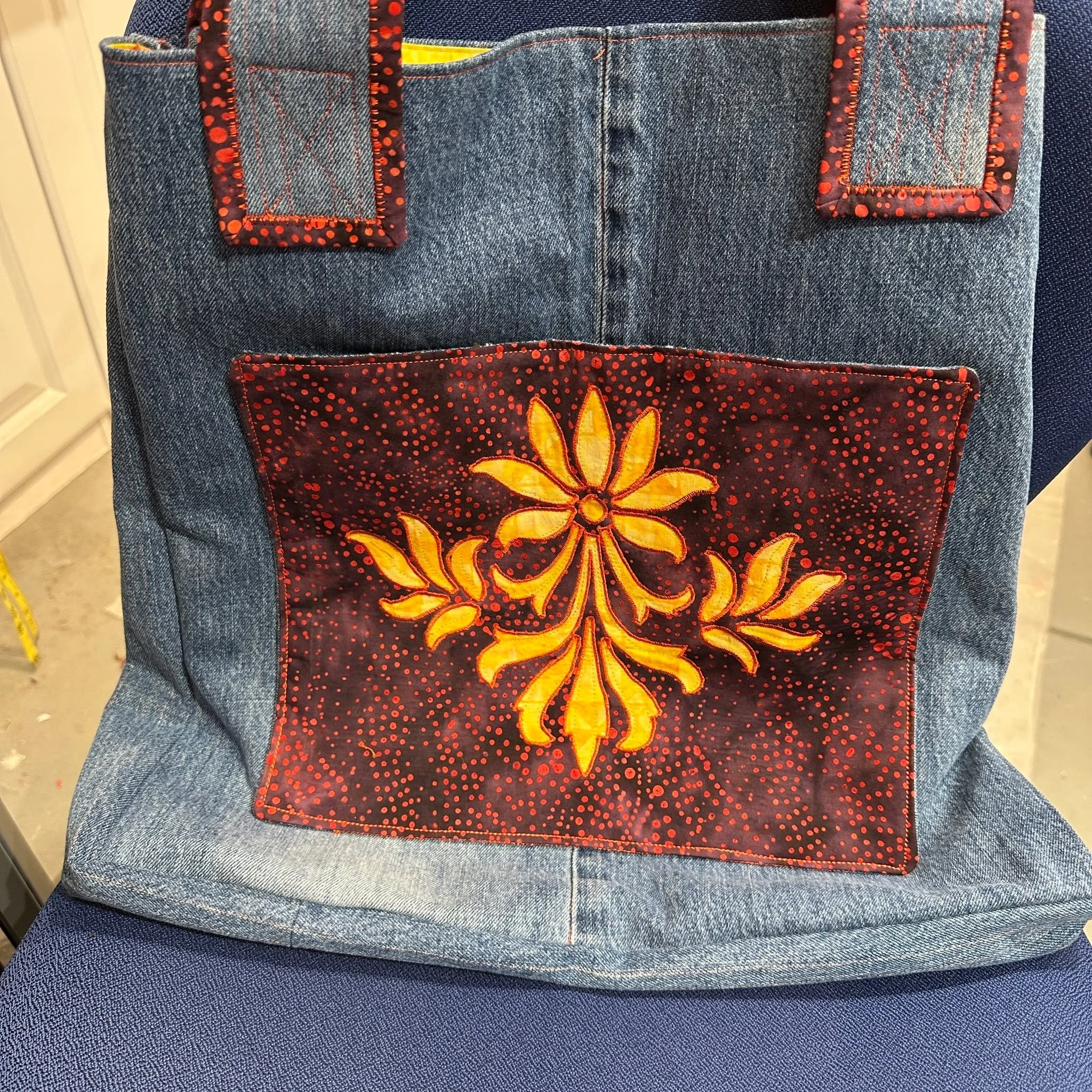 Playing with FLEUR DE LIS BLOCK by machine reverse applique. 
❤1. A perfect pocket on a recycled batik and denim tote bag using my husband's worn out blue jeans.🎉
❤2. Make two blocks + a plain fabric square to make a small table runner.🎉
A fun bloc